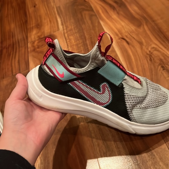 Gray Nike tennis shoes super cute design on the side - Picture 5 of 6